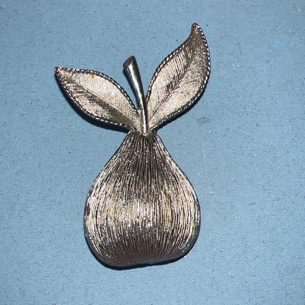 EMMONS Silver Tone
Brushed Pear Brooch Pin
Vintage Textured Fruit Stem
& Leaves